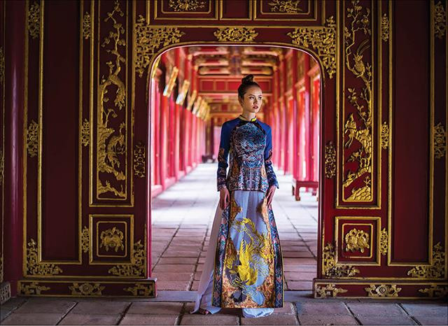 Một mẫu thiết kế áo dài của nhà thiết kế Viết Bảo. (Nguồn: baothuathienhue.vn) Đặc sắc Lễ hội Áo dài trên con đường di sản tại Huế ảnh 1