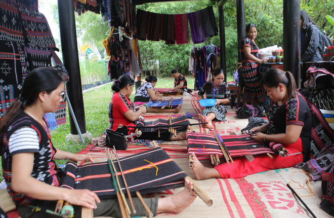 Không gian trưng bày, giới thiệu sản phẩm dệt zèng của Thừa Thiên-Huế. (Ảnh: Hồ Cầu/TTXVN) Nét độc đáo tại Festival Nghề truyền thống Huế năm 2019 ảnh 1