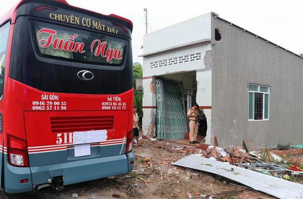 Nhà anh Viên Văn Cường bị hư hỏng do xe khách đâm vào. (Ảnh: Lê Huy Hải/TTXVN) Kiên Giang: ''Chuyên cơ mặt đất'' bất ngờ đâm vào nhà dân ảnh 1