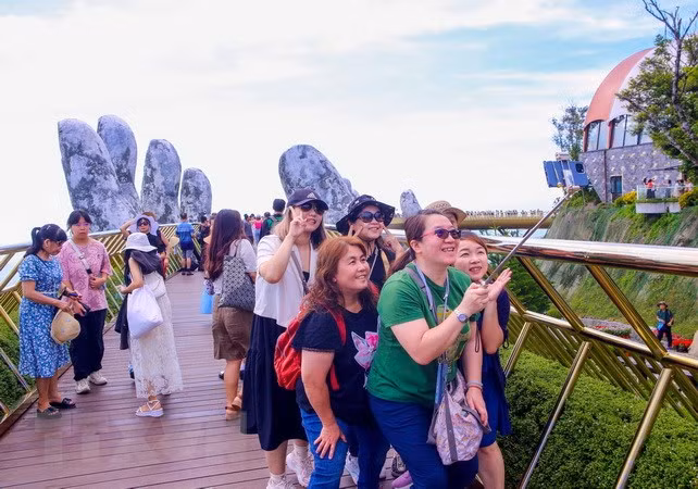 Du khách quốc tế đến Đà Nẵng tăng gấp 2,1 lần so với cùng kỳ năm ngoái ảnh 2