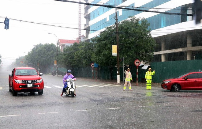 Thủ tướng chỉ đạo chủ động ứng phó mưa lũ tại miền Trung ảnh 1