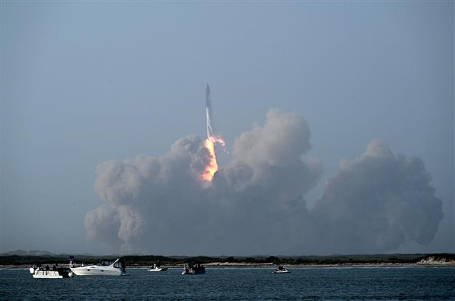 Tàu vũ trụ Starship thế hệ mới được phóng từ Sân bay vũ trụ Starbase của SpaceX ở Boca Chica, bang Texas, Mỹ. (Ảnh: AFP/TTXVN) Tên lửa đẩy Super Heavy của SpaceX phát nổ ngay sau khi phóng ảnh 1