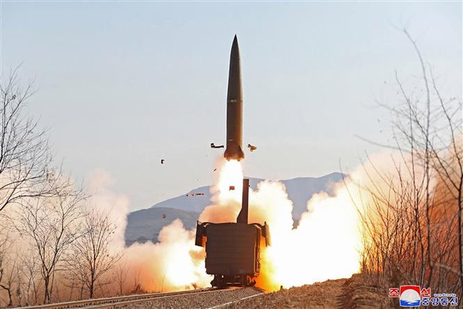 Một vụ phóng thử tên lửa đường sắt tại tỉnh Bắc Pyongan, Triều Tiên. (Ảnh: AFP/TTXVN) Triều Tiên khẳng định vị thế là cường quốc vũ khí hạt nhân toàn cầu ảnh 1