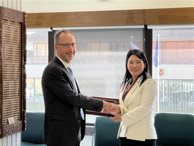 Phó Tổng Kiểm toán Nhà nước Hà Thị Mỹ Dung tặng quà Tổng Kiểm toán Nhà nước New Zealand John Ryan. (Ảnh: Văn Linh/TTXVN) Việt Nam-New Zealand trao đổi kinh nghiệm nâng chất lượng kiểm toán ảnh 1