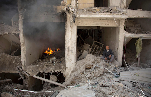 Cảnh đổ nát do xung đột tại Aleppo, Syria. (Nguồn: AFP/TTXVN) Lầu Năm Góc quan ngại việc Nga không kích phe đối lập Syria ảnh 1