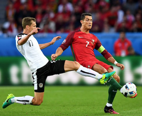 Cristiano Ronaldo (phải) tranh bóng quyết liệt với Florian Klein của Áo trong trận đấu. (Nguồn: EPA/TTXVN) Siêu sao Ronaldo lại gây thất vọng khiến Bồ Đào Nha gặp khó ảnh 1
