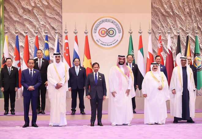 Thủ tướng, Thái tử Saudi Arabia Mohammad bin Salman đón Thủ tướng Phạm Minh Chính và các trưởng đoàn dự Hội nghị Cấp cao ASEAN-GCC. (Ảnh: Dương Giang/TTXVN) Cơ hội mới trong quan hệ hợp tác giữa Việt Nam với các nước Vùng Vịnh ảnh 1