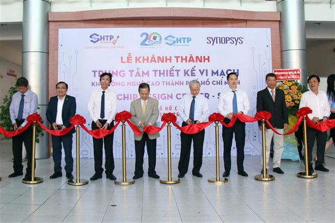 Các đại biểu thực hiện nghi thức khánh thành Trung tâm Thiết kế vi mạch (SCDC). (Ảnh: Tiến Lực/TTXVN) Khánh thành Trung tâm Thiết kế vi mạch tại Khu Công nghệ cao TP.HCM ảnh 1