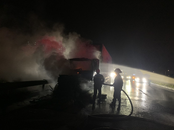 Bắc Giang: Xe đầu kéo đột nhiên bốc cháy khi đang đi trên cao tốc ảnh 1