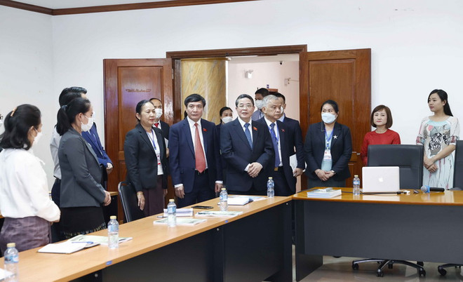 Phó Chủ tịch Quốc hội Nguyễn Đức Hải thăm Lớp học tiếng Việt-khóa 1 của Văn phòng Quốc hội Lào. (Ảnh: Doãn Tấn/TTXVN) Lớp học tiếng Việt cho cán bộ, nhân viên Văn phòng Quốc hội Lào ảnh 1
