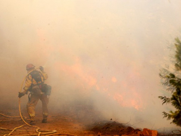 Hỏa hoạn tiếp tục hoành hành dữ dội đe dọa rừng quốc gia của Mỹ ảnh 1