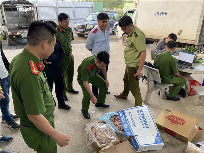 Đồng Nai: Phát hiện 1 tấn thịt gà đông lạnh đã hết hạn sử dụng ảnh 1