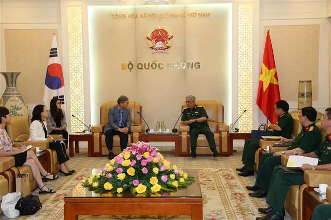 Thượng tướng Nguyễn Chí Vịnh, Thứ trưởng Bộ Quốc phòng, tiếp ông Cho Han-Deog, Giám đốc Cơ quan Hợp tác quốc tế Hàn Quốc (KOICA) tại Việt Nam. (Ảnh: TTXVN phát) Thượng tướng Nguyễn Chí Vịnh tiếp Giám đốc KOICA tại Việt Nam ảnh 1