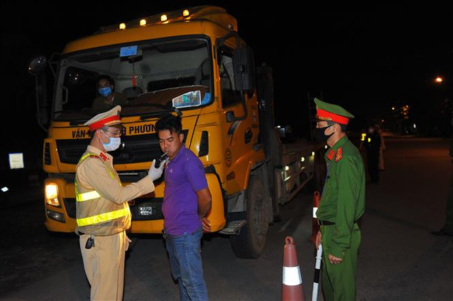 Tăng cường xử lý vi phạm an toàn giao thông vào buổi đêm ảnh 1