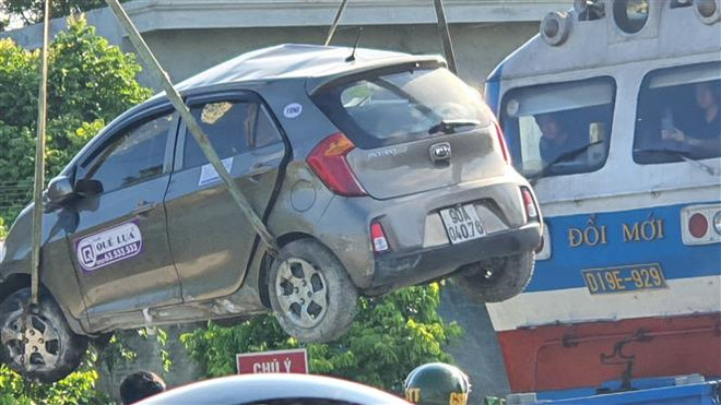 Hà Nam: Tàu hỏa va chạm với xe taxi, một người tử vong ảnh 2