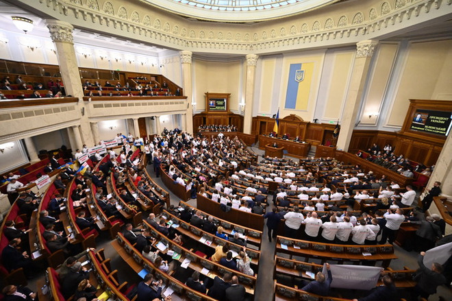 Quốc hội Ukraine nhất trí tăng chi tiêu cho quốc phòng trong năm 2024 ảnh 1