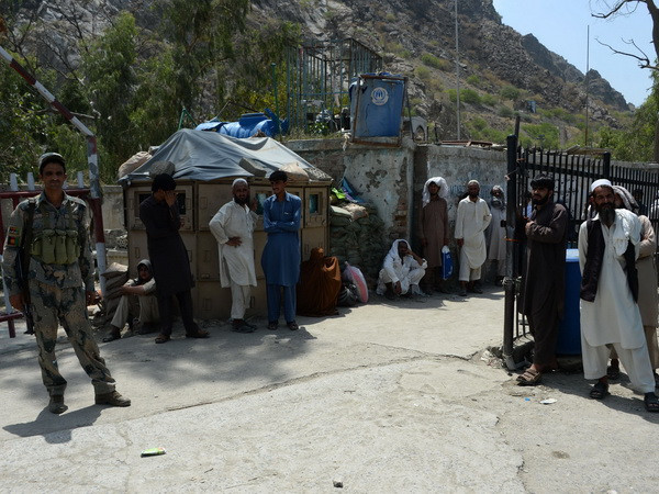 Người dân Afghanistan đợi qua cửa khẩu Torkham ngày 18/6. (Ảnh: AFP/TTXVN) Người dân Afghanistan cảm thấy ít an toàn hơn thời Taliban ảnh 1