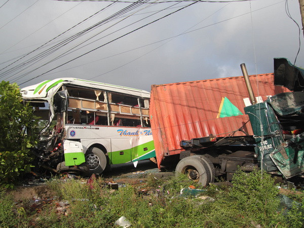 Khắc phục hậu quả vụ xe khách đâm vào xe đầu kéo ở Bến Tre ảnh 1