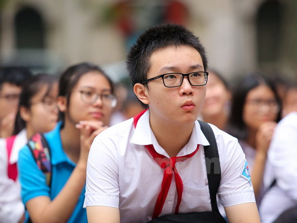 Thí sinh đặc biệt nhất điểm thi Việt Đức khi đeo khăn quàng đỏ đi thi. (Ảnh: Minh Sơn/Vietnam+) Hơn 76.000 thí sinh Hà Nội bước vào kỳ thi tuyển sinh lớp 10 ảnh 1