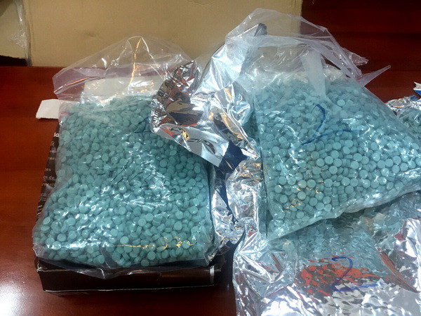 Bắt giữ 2 đối tượng vận chuyển trái phép 22.400 viên ma túy ảnh 1