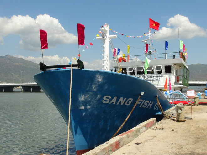 [Photo] Bàn giao tàu cá vỏ thép cho ngư dân ở tỉnh Quảng Ngãi ảnh 1