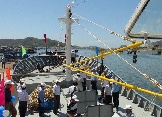 [Photo] Bàn giao tàu cá vỏ thép cho ngư dân ở tỉnh Quảng Ngãi ảnh 2