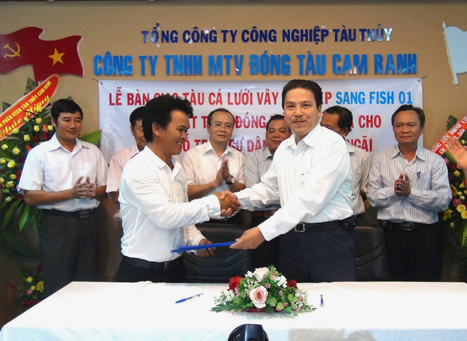 [Photo] Bàn giao tàu cá vỏ thép cho ngư dân ở tỉnh Quảng Ngãi ảnh 4