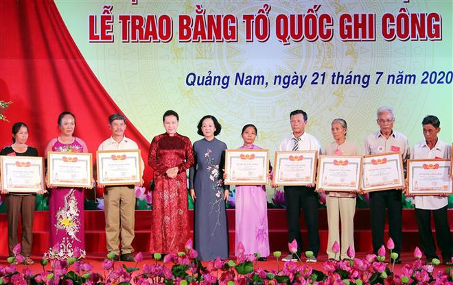 Chủ tịch Quốc hội dự Lễ trao Bằng Tổ quốc ghi công tại Quảng Nam ảnh 2