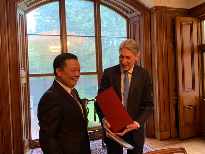 Việt Nam tăng cường hợp tác tài chính với Vương quốc Anh ảnh 1