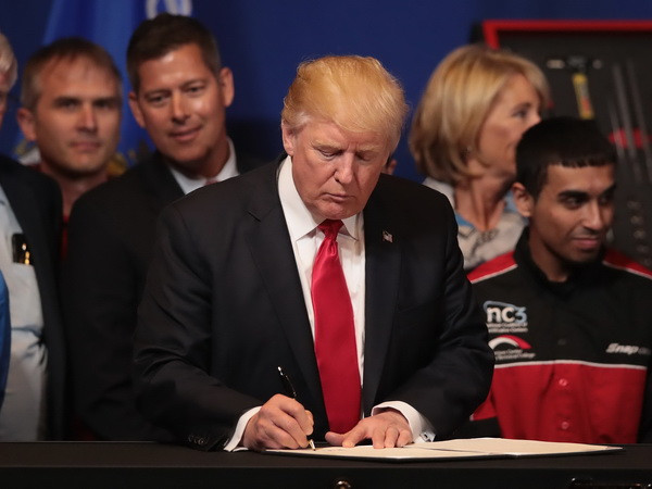 Tổng thống Mỹ Trump ký sắc lệnh lập ủy ban cố vấn về bầu cử ảnh 1