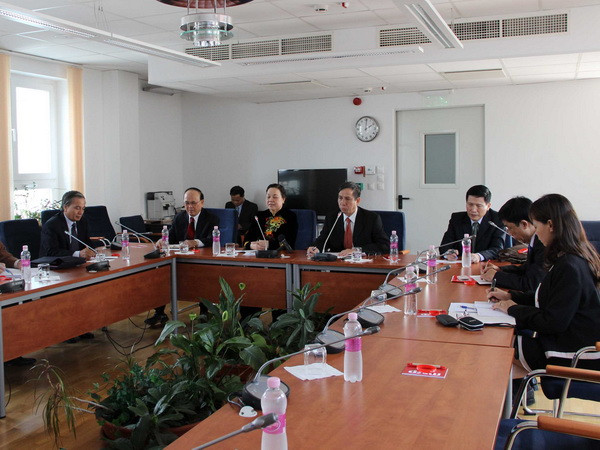 Đoàn đại biểu cấp cao Trung ương Đảng thăm, làm việc ở Hungary ảnh 1