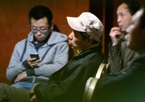 Thân nhân hành khách Trung Quốc tin người nhà vẫn sống ảnh 1