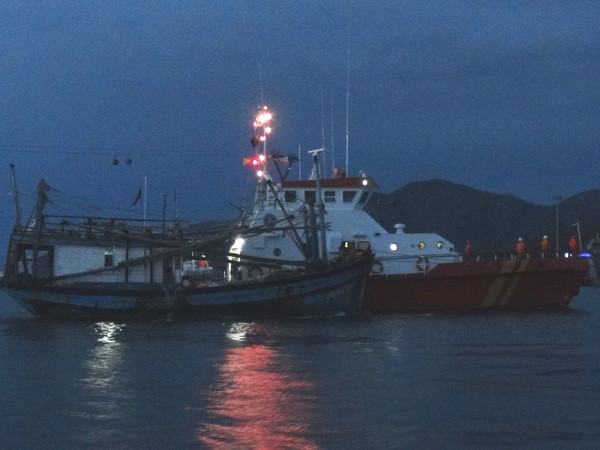 Phú Yên: Đưa hai cha con tàu cá trôi dạt trên biển vào bờ ảnh 1