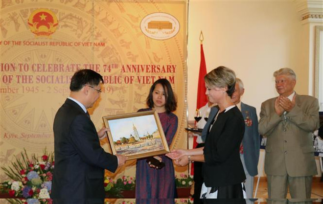 Khai mạc triển lãm ảnh đất nước, con người Việt Nam tại Ukraine ảnh 2