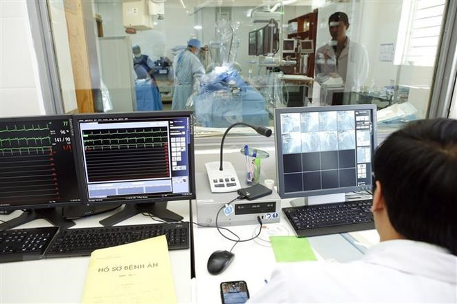 Lâm Đồng: Hai người ngộ độc nặng, hôn mê sâu do uống rượu có hóa chất ảnh 1