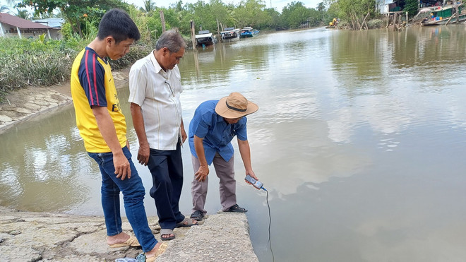 Đo mặn ở các huyện ven sông Hậu tỉnh Sóc Trăng. (Ảnh: Tuấn Phi/ TTXVN) ttxvn_xam_nhap_man_tai_soc_trang.jpg