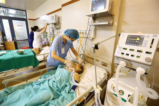 Điều trị cho bệnh nhân mùa nắng nóng. Ảnh minh họa. (Ảnh: Minh Quyết/TTXVN) Làm việc lâu dưới nắng nóng, một bệnh nhân hôn mê do sốc nhiệt ảnh 1