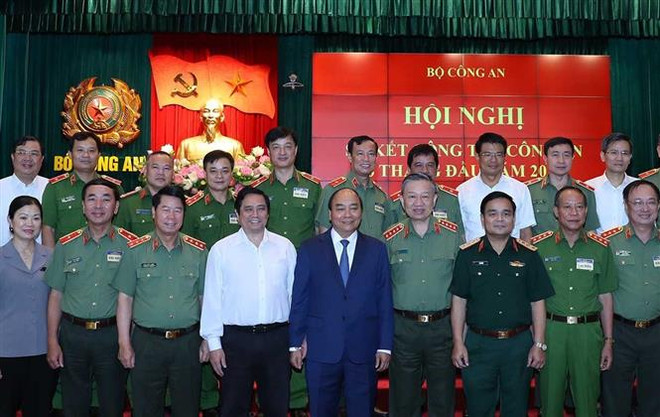 Thủ tướng Nguyễn Xuân Phúc với các đại biểu dự hội nghị. (Ảnh: Thống Nhất/TTXVN) Thủ tướng: Bảo vệ tuyệt đối an toàn đại hội đảng bộ các cấp ảnh 3