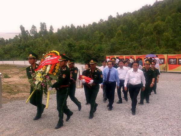 Hàng vạn người dân viếng mộ Đại tướng Võ Nguyên Giáp ảnh 2