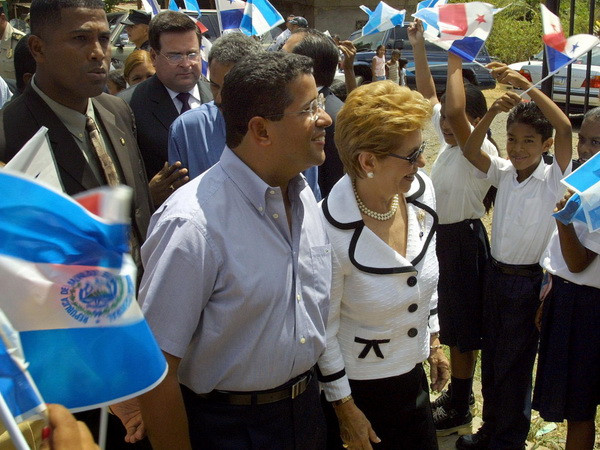 El Salvador phát lệnh bắt giữ cựu Tổng thống Flores ảnh 1