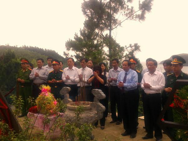 Hàng vạn người dân viếng mộ Đại tướng Võ Nguyên Giáp ảnh 1