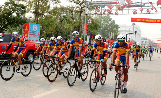 Các vận động viên tham gia Cuộc đua xe đạp toàn quốc tranh “Cúp Truyền hình TP Hồ Chí Minh." (Nguồn: Cổng Thông tin Điện tử tỉnh Điện Biên) dua xe.JPG