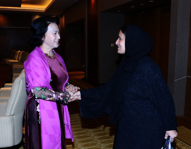 Chủ tịch Quốc hội Nguyễn Thị Kim Ngân gặp Quốc vụ khanh phụ trách Khoan dung của UAE, bà Sheikha Lubna Khalid Al-Qasimi. (Ảnh: Trọng Đức/TTXVN) Chủ tịch Quốc hội gặp Quốc vụ khanh phụ trách Khoan dung UAE ảnh 1