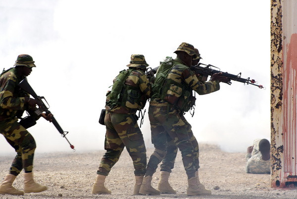 Binh sỹ Senegal tham gia cuộc diễn tập Flintlock 2016 ở Thies, Senegal. (Nguồn: AFP/TTXVN) Mỹ và 20 nước bắt đầu cuộc diễn tập thường niên tại châu Phi ảnh 1