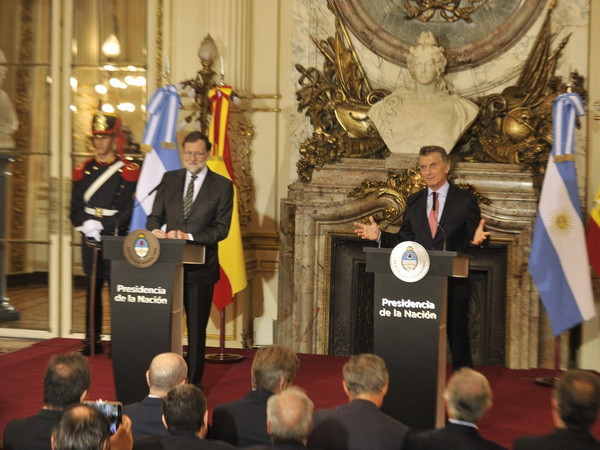 Thủ tướng Tây Ban Nha Mariano Rajoy (trái) và Tổng thống Argentina Mauricio Macri tại buổi họp báo sau cuộc hội đàm. (Nguồn: clarin.com) Tây Ban Nha và Argentina hối thúc sớm hoàn tất FTA EU-Mercosur ảnh 1