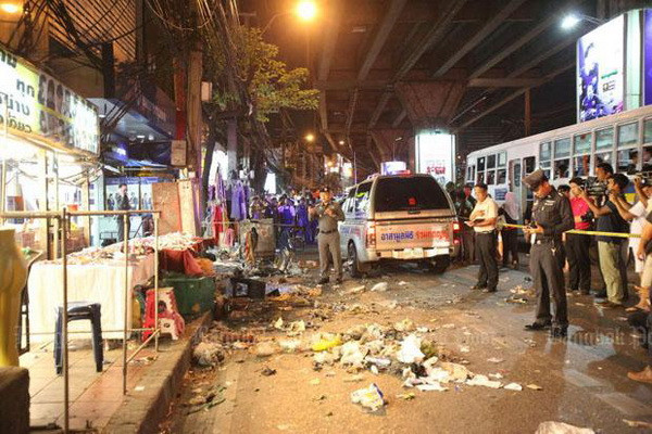 Hiện trường vụ đánh bom bên ngoài một thẩm mỹ viện trên đường Ramkhamhaeng thàng 5/2013. (Nguồn: bangkokpost.com) Giữ nguyên mức án đối với thủ phạm đánh bom ở Bangkok năm 2013 ảnh 1