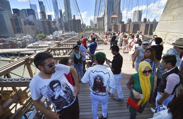 Khách du lịch tham quan cầu Brooklyn, New York, Mỹ. (Nguồn: AFP/TTXVN) Mỹ dỡ bỏ lệnh cấm nhập cảnh đối với Cộng hòa Chad ảnh 1