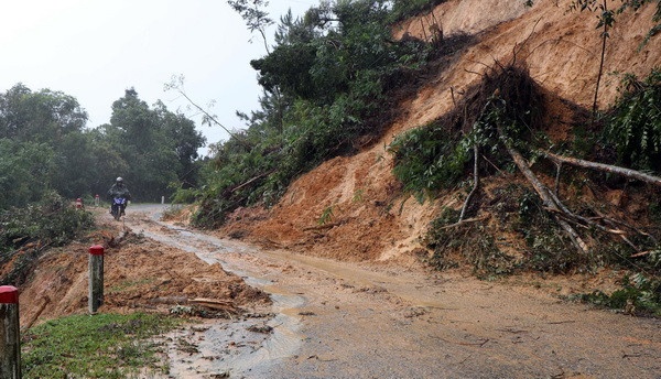 Mưa lớn kéo dài, xuất hiện hàng chục điểm sạt lở trên Quốc lộ 40B ảnh 1