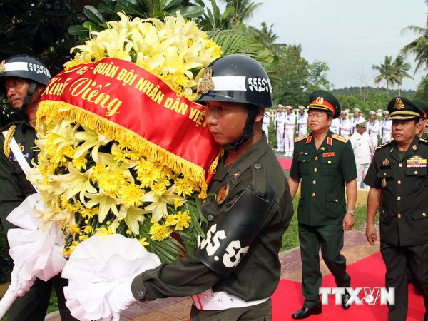 Viếng các liệt sỹ quân tình nguyện Việt Nam tại Campuchia ảnh 1