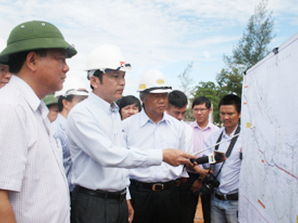 Bộ trưởng kiểm tra việc sửa chữa mặt đường tuyến tránh ở Huế ảnh 1